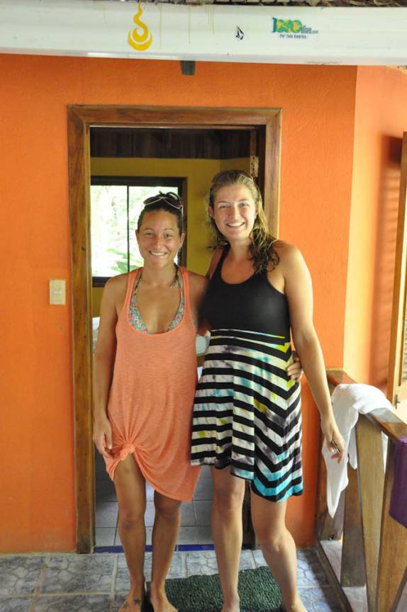 Com a alemã Catherine, nossa companheira de quarto em Santa Teresa, no litoral do Pacífico na Costa Rica